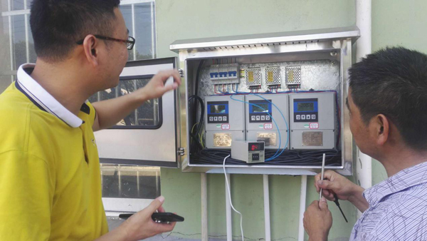 沈工進(jìn)行現(xiàn)場(chǎng)調(diào)試 沈工進(jìn)行現(xiàn)場(chǎng)調(diào)試