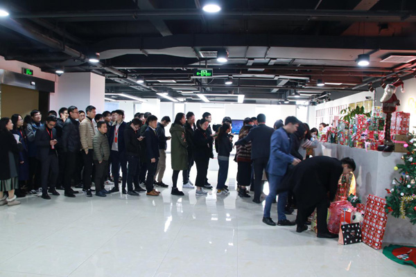 員工們在排隊抽取圣誕禮物 員工們在排隊抽取圣誕禮物